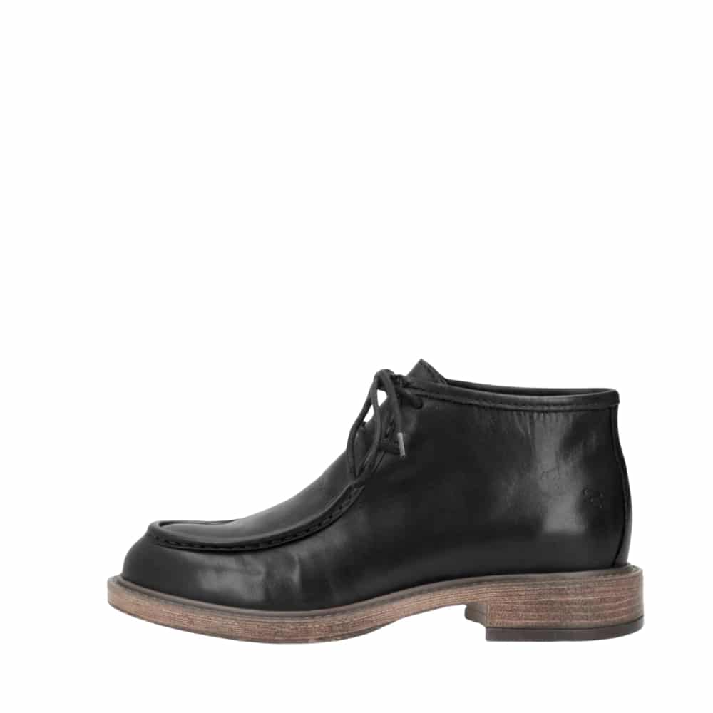 Shoedesign Copenhagen Moana støvle til dame i sort skind med inderside af glatskind samt snørebånd foran.