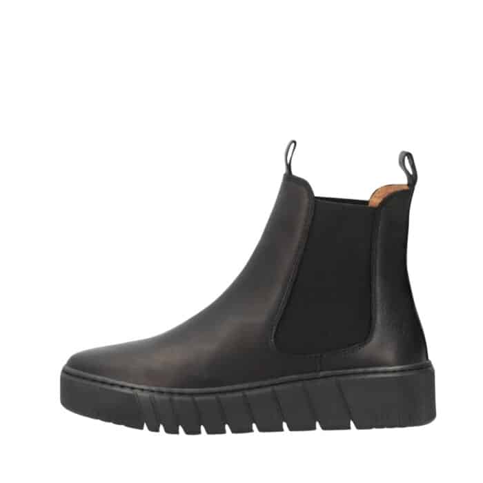 Shoedesign Copenhagen Mooved BLK støvle til dame i sort skind med kilehæl på 4 cm.
