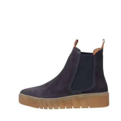 Shoedesign Copenhagen Mooved S damestøvle i mørkeblå ruskind med elastik i begge sider samt lille kilehæl på ca 4 cm.