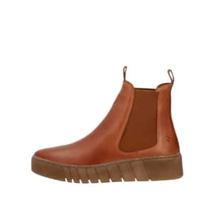 Shoedesign Copenhagen Mooved chelseastøvle til dame i cognac med overdel i glatskind og lille kilehæl på 4 cm.