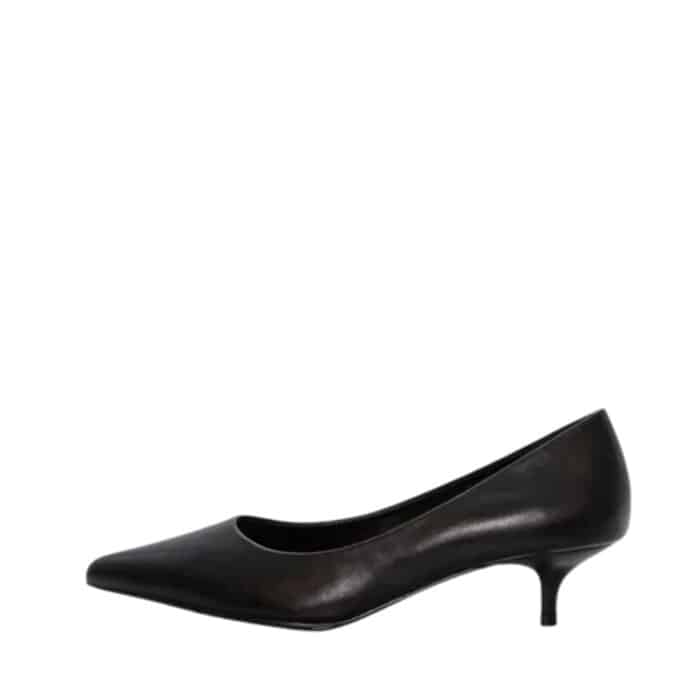 Duffy Salica Uno pumps til dame i sort med spids snude og stilethæl på ca. 4 cm.