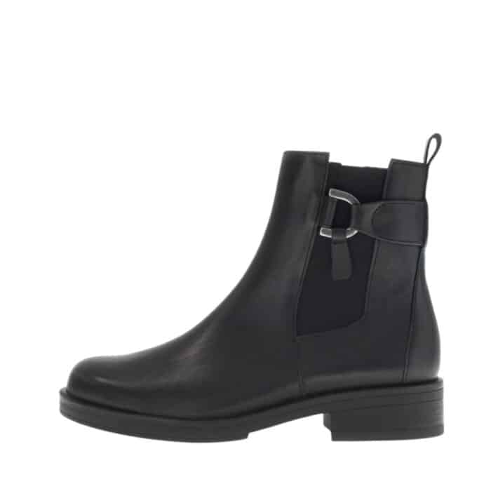 Gabor støvle til dame i sort skind med lynlås og elastik samt let foring og blokhæl på 3,5 cm.