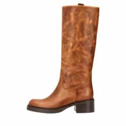 Phenumb Copenhagen Exposed lang støvle til dame i cognac, lavet af kernelæder med chunky ydersål og blokhæl på 5 cm.