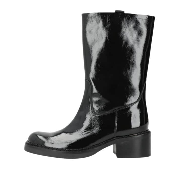 Phenumb Copenhagen Exposed P støvle til dame i sort lak i blødt læder og med blokhæl på 5 cm.