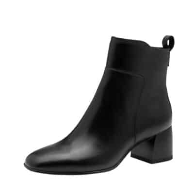 Tamaris støvlet til dame i sort med skindoverdel og lynlås samt elastik og blokhæl på 6 cm.