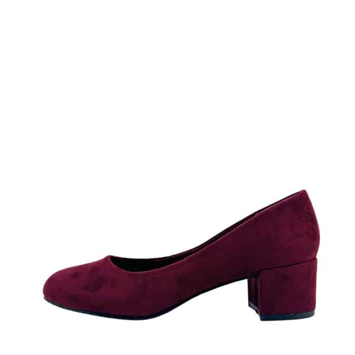 Duffy pumps til dame i bordeaux med overdel i imiteret ruskind med blokhæl på 5 cm.