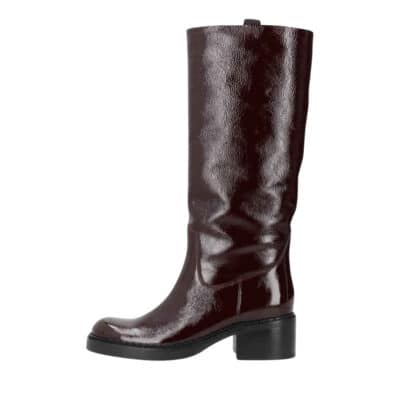 Phenumb Copenhagen Exposed P lang støvle i bordeaux lak, lavet af kernelæder med blokhæl på 5 cm.