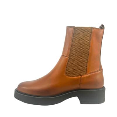 Relaxshoe støvle til dame i camel med elastik og lynlås samt let foring og blokhæl på 4 cm.