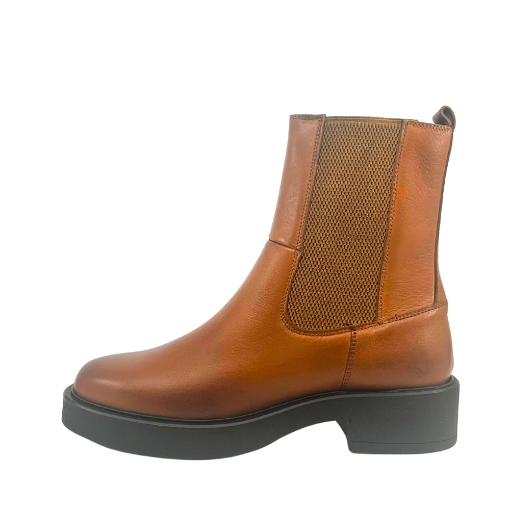 Relaxshoe støvle til dame i camel med elastik og lynlås samt let foring og blokhæl på 4 cm.