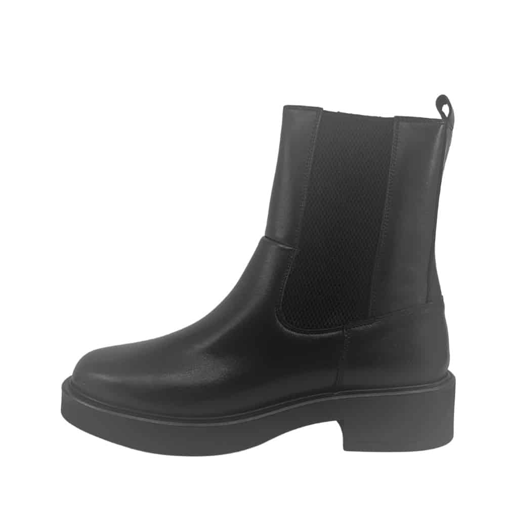 Relaxshoe støvle til dame i sort skind med elastik og lynlås samt let foring og blokhæl på 4 cm.