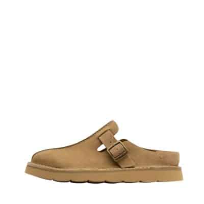 Clarks Solbury Mule sko til herre i beige med ruskindsoverdel og justerbar spænde samt indersål i skind