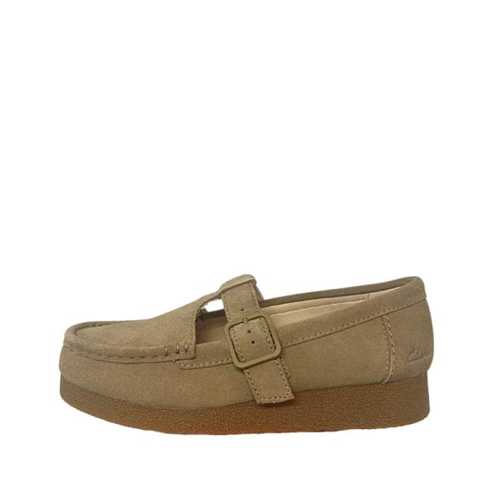 Clarks Wallabee sko til dame i beige med justerbar spænde og ruskindsoverdel samt gummisål