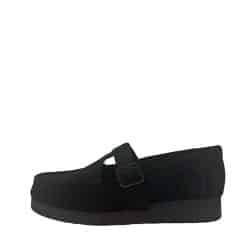 Clarks Wallabee sko til dame i sort ruskind med justerbar spænde og gummisål