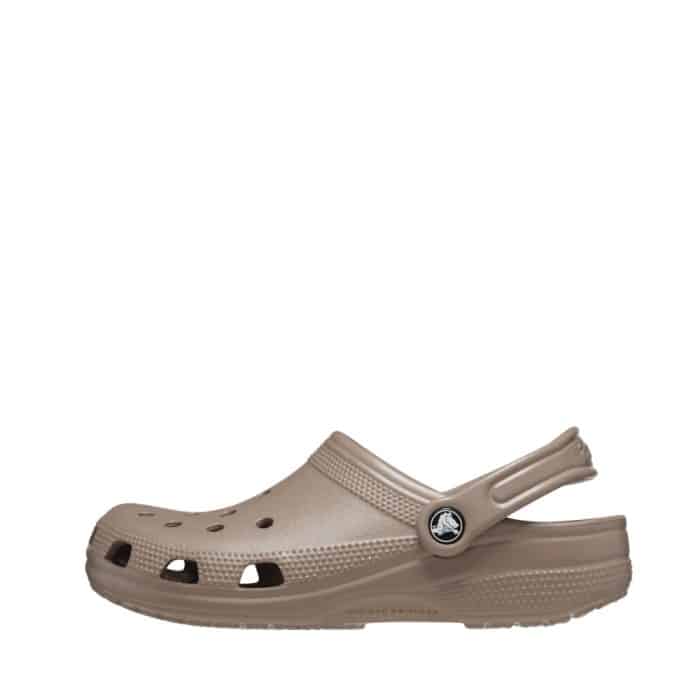 Crocs sandal til dame og herre i brun med rem bagpå og letvægtsdesign