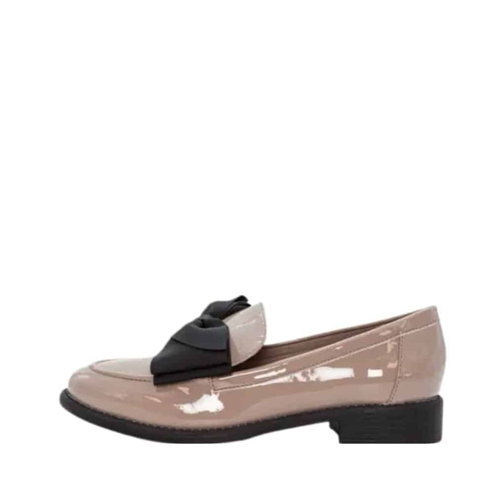 Duffy Francica Sette loafers til dame i beige lak med sløjfe detalje og blokhæl på ca. 3 cm.