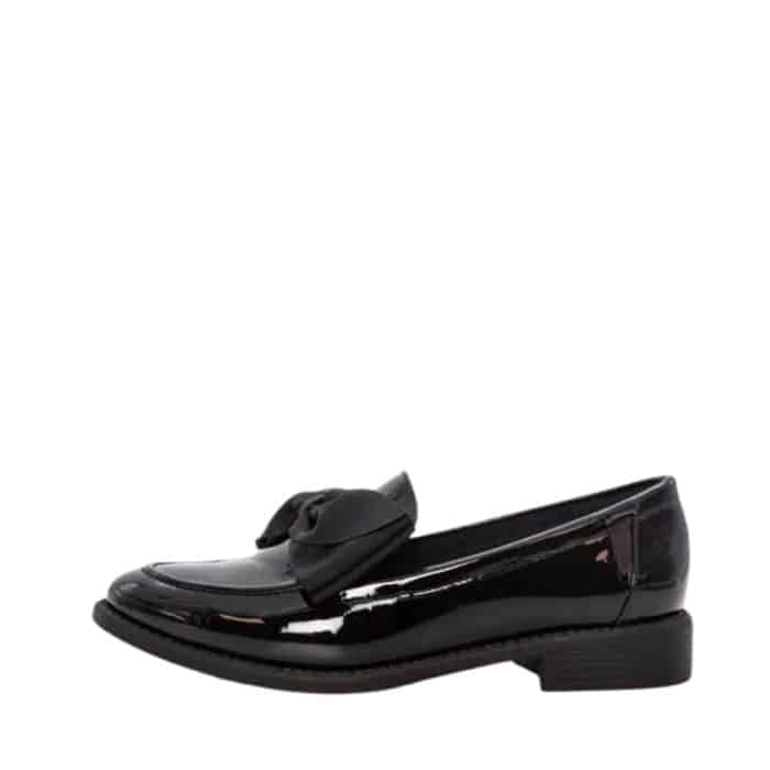 Duffy Francica Sette loafers til dame i sort lak med sløjfe og blød indersål samt blokhæl på ca. 3 cm.