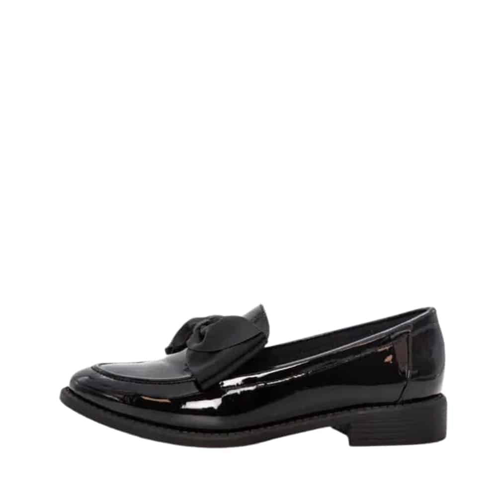 Duffy Francica Sette loafers til dame i sort lak med sløjfe og blød indersål samt blokhæl på ca. 3 cm.