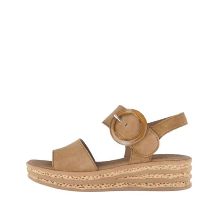 Gabor sandal til dame i beige med skindoverdel og velcrorem samt kilehæl på 4 cm
