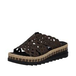 Rieker sandal til dame i brun med nitter og kilehæl på 4,5 cm samt stødabsorberende sål