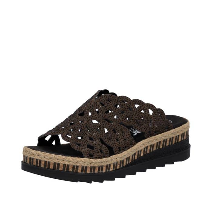 Rieker sandal til dame i brun med nitter og kilehæl på 4,5 cm samt stødabsorberende sål