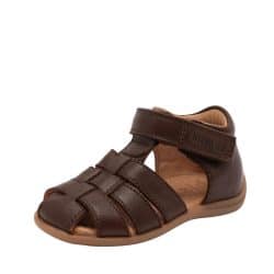 Bisgaard Carly Coffee sandal til børn i mørkebrun med skindoverdel samt justerbar velcrorem og skindsål