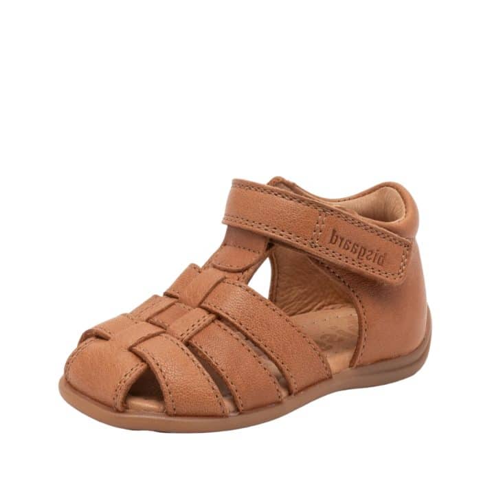 Bisgaard Carly sandal til børn i cognac med skindoverdel samt justerbar velcrorem og skindsål