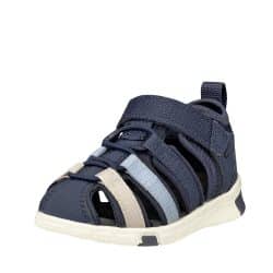 Ecco Mini Stride sandal til børn i blå med velcrorem og lukket tå. Sandalen er vandvenlig.