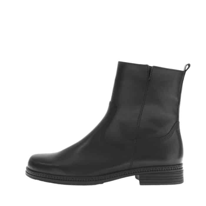 Gabor støvle til dame i sort med blokhæl på 3 cm samt udtagelig sål og funktionel lynlås