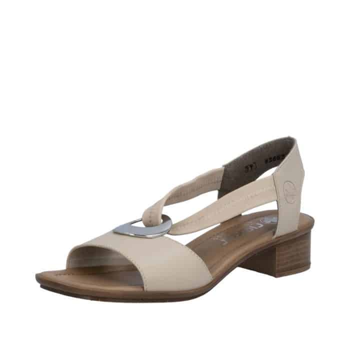 Rieker sandal til dame i beige med skindoverdel og elastik samt blokhæl på 4 cm og sølv spænde foran