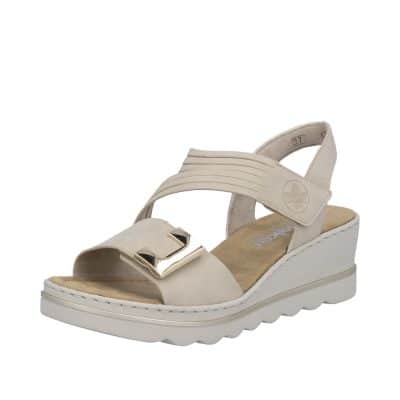 Rieker sandal til dame i beige med 2 justerbare velcroremme og flot guld spænde foran samt kilehæl på 5,5 cm