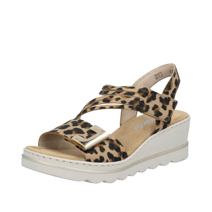 Rieker sandal til dame i leopard med kilehæl på 5,5 cm samt 2 justerbare velcroremme og flot guld spænde