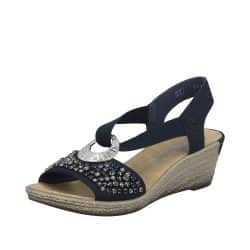 Rieker sandal til dame i mørkeblå med elastik rem og kilehæl på 5,5 cm samt flotte detaljer foran