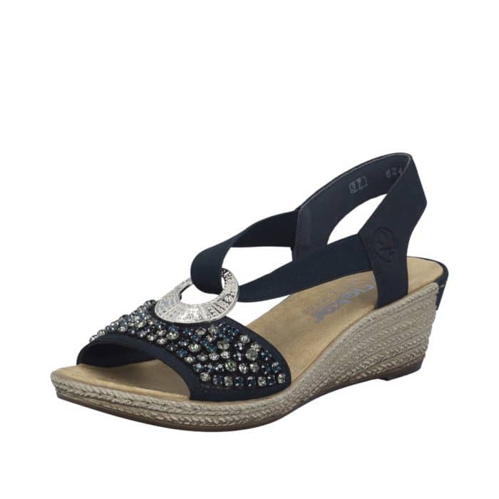 Rieker sandal til dame i mørkeblå med elastik rem og kilehæl på 5,5 cm samt flotte detaljer foran