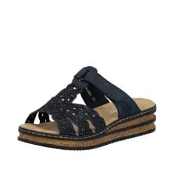 Rieker sandal til dame i mørkeblå med nitter og kilehæl på 4 cm samt justerbar velcrorem og stødabsorberende sål