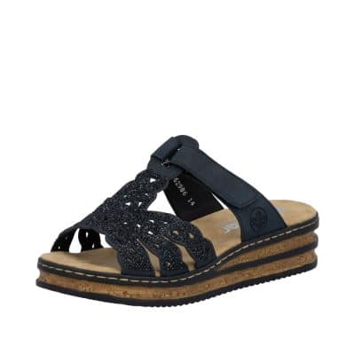 Rieker sandal til dame i mørkeblå med nitter og kilehæl på 4 cm samt justerbar velcrorem og stødabsorberende sål