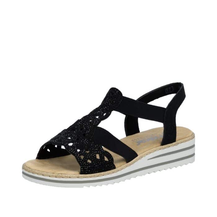 Rieker sandal til dame i sort med nitter og elastik samt kilehæl på 3,5 cm og stødabsorberende sål