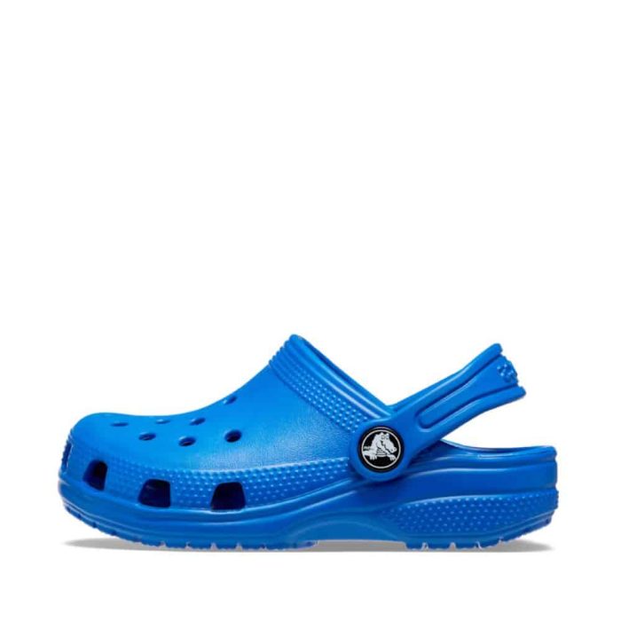 Crocs sandal til børn i mørkeblå med rem og åndbare huller