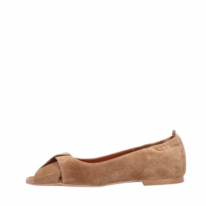 Ecco ballerinasko til dame i beige ruskind med lukket tå og elastisk hæl.