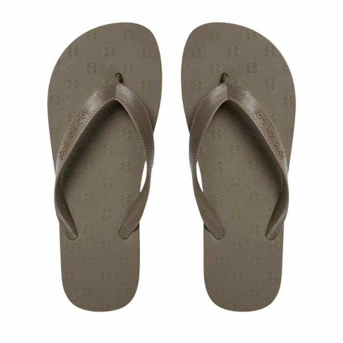 Sofie Schnoor klipklapper med tå-rem og logo detaljer.