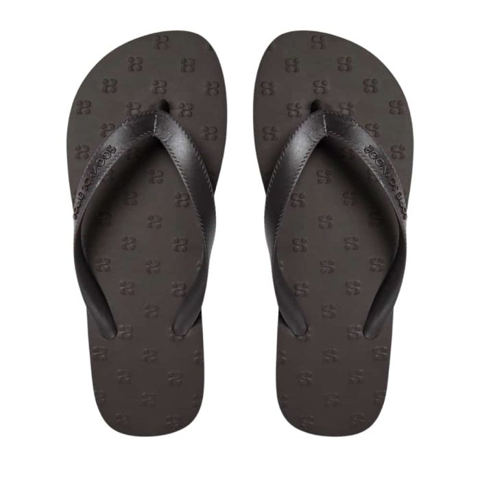 Sofie Schnoor klipklapper i brun med tå-rem og logo detaljer.