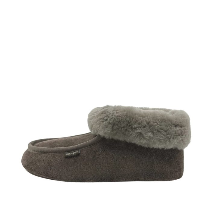 Woollies hjememsko i stone ruskindskvalitet, med dejligt blødt og varmt lammeskindsfoer. Model: 1005-sto