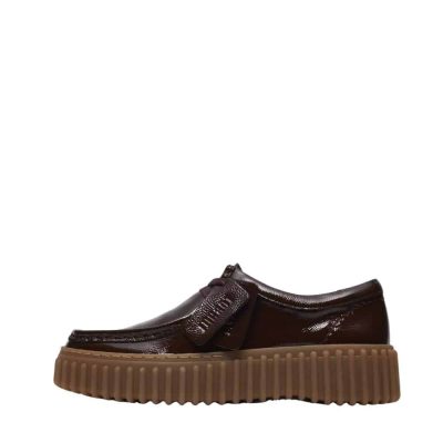 Clarks Torhill Bee damesko i brun lak med udtagelig sål.