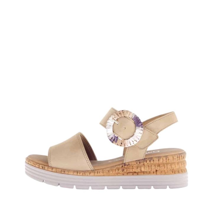 Gabor sandal til dame i beige med velcrorem og kilehæl på 5 cm.