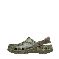 Crocs sandal til herre i grøn camoflage med ventilationshuller og justerbar rem.
